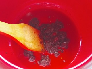 9、砂锅水煮肉片,再加入适量豆瓣酱