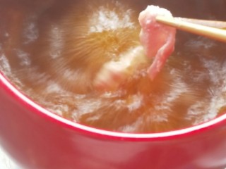 12、砂锅水煮肉片,待水烧开后,把肉片一片片放下去