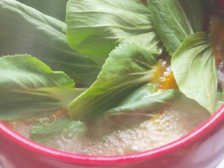 15、砂锅水煮肉片,加入青菜