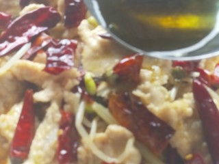 21、砂锅水煮肉片,把热油倒入碗中