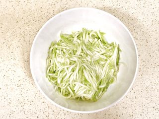 3、趣萌番茄蘑菇蔬菜饼,这是腌制好的样子，西葫芦瓜已经恹恹了