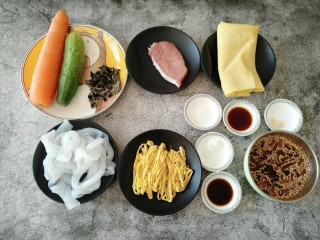 1、东北大拉皮,准备所需食材。