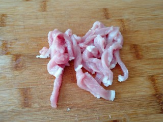 2、东北大拉皮,猪里脊洗净 沥干水分 切细丝。