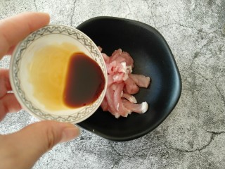 3、东北大拉皮,倒入酱油。