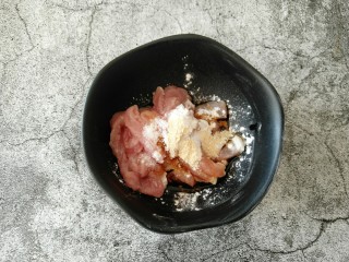 4、东北大拉皮,盐、淀粉、鸡粉腌制10分钟左右。