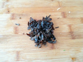 7、东北大拉皮,捞出 沥干水分 切丝备用。