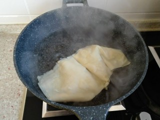 8、东北大拉皮,干豆皮放入热水中焯水（干豆皮一定要焯水 吃的时候才有韧性跟嚼劲）。