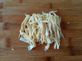 9、东北大拉皮,豆皮焯好水后 捞出沥干水分 切丝备用。