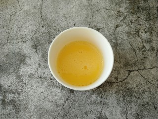 10、东北大拉皮,鸡蛋打散 用蛋抽搅打均匀。