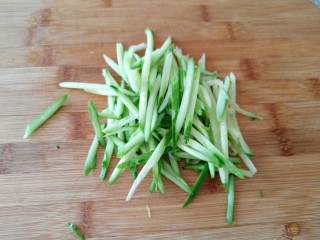 14、东北大拉皮,黄瓜切丝备用。