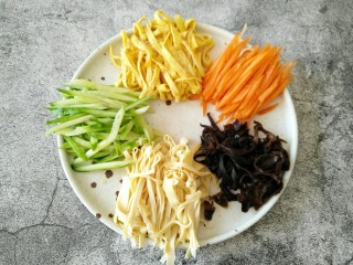 16、东北大拉皮,所有食材码入盘中（一定要找一个大一点的盘子）。