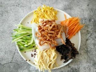 19、东北大拉皮,把焯好的肉丝码在拉皮上。