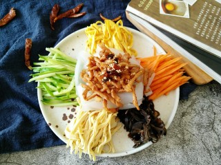 22、东北大拉皮,吃前搅拌均匀即可。