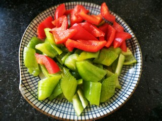 2、#猪年#辣椒炒肉,青红尖椒洗净后切菱形片备用