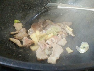 5、#猪年#辣椒炒肉,加入葱姜继续炒