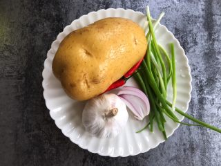 1、酸辣土豆丝,准备好所有食材