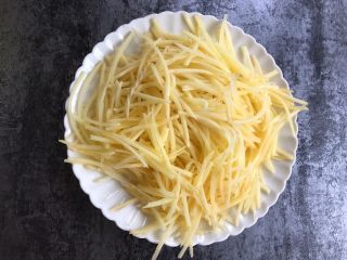 2、酸辣土豆丝,土豆切丝