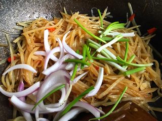12、酸辣土豆丝,加入洋葱和香葱翻炒