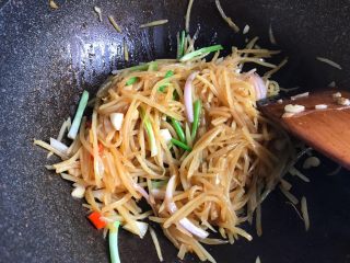 15、酸辣土豆丝,翻炒至土豆断生