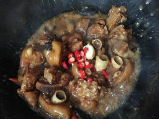 7、红烧猪蹄,大火收汁，加少许盐、辣椒即可；