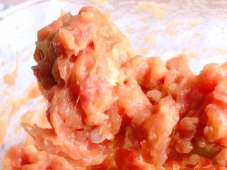 8、猪肉丸子汤,搅拌上劲（也可摔打几下）