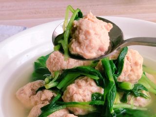 15、猪肉丸子汤,出锅前滴几滴香油即可