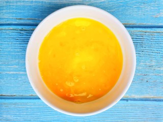 5、苦瓜炒蛋,打散。