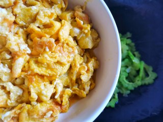 9、苦瓜炒蛋,倒入鸡蛋，