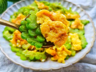 13、苦瓜炒蛋,超级鲜嫩可口。