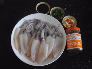 4、沙茶鱿鱼,全部处理好后，准备好其他的佐料