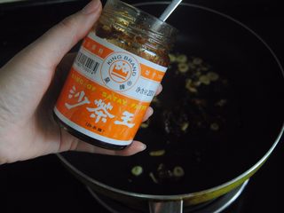 7、沙茶鱿鱼,加入两大勺沙茶酱