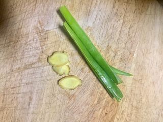 1、拌花心,准备好老姜切片大葱叶