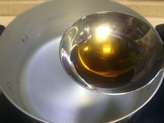 2、拌花心,大火，锅里加入能够漠过煮猪心的水，加入一勺料酒