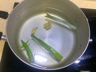 3、拌花心,放入1，加盖烧烧水