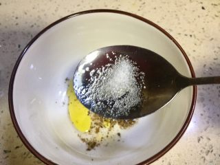 14、拌花心,放入白糖