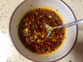 19、拌花心,将9步，出葱花其余食材放入碗里搅拌均匀