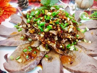 22、拌花心,再把19淋再21的表面后，再撒上葱花