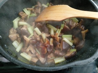 7、香菇炒芹菜,加入盐，胡椒粉，生抽，耗油翻炒均匀