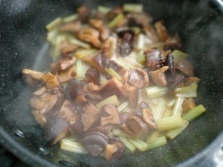 8、香菇炒芹菜,倒入水淀粉勾芡即可