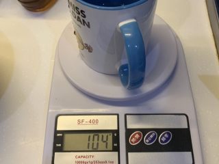 2、芝士肉松蛋饼,准备好100g清水