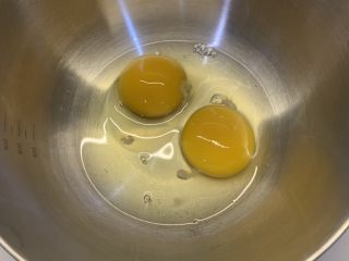 3、芝士肉松蛋饼,打入2个鸡蛋