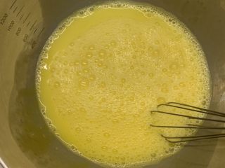 4、芝士肉松蛋饼,把鸡蛋打均匀