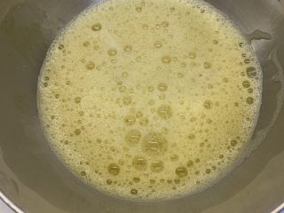 5、芝士肉松蛋饼,加入30g盐，搅拌均匀