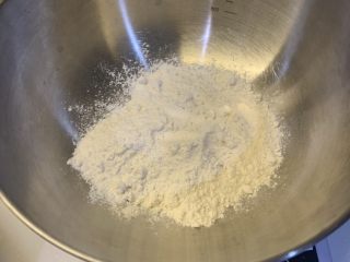 6、芝士肉松蛋饼,准备好90g面粉