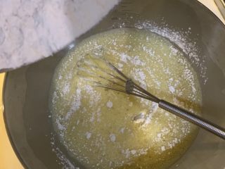 7、芝士肉松蛋饼,一点点边打均匀边加入鸡蛋液里