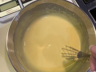 8、芝士肉松蛋饼,打到均匀无颗粒