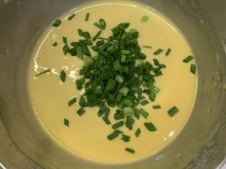 9、芝士肉松蛋饼,加入葱花