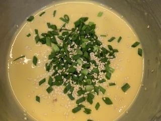 10、芝士肉松蛋饼,加入芝麻