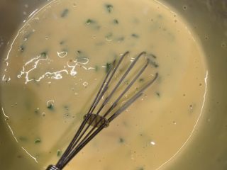 11、芝士肉松蛋饼,搅拌均匀