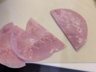 12、芝士肉松蛋饼,准备3片火腿片，对半切开